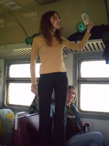 В поезде пила пиво. Эльфы поезд. Пьет пиво в электричке. Пью пиво в электричке фото руки. Машинист пьет пиво в электричке.